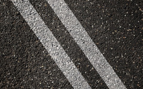 Corso Mameli a Intra, asfalto rifatto ma mancano le strisce