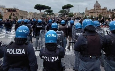 Cortei, scontri tra manifestanti e Polizia. 8 fermati