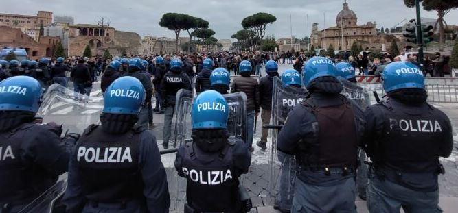 Cortei, scontri tra manifestanti e Polizia. 8 fermati