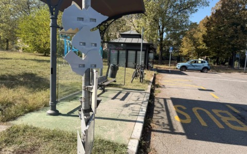 Danneggia la segnaletica alla fermata dell’autobus: denunciato 32enne