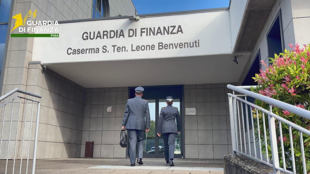 Militari alla caserma della Guardia di Finanza di Pisa, fotografia pubblicata da NTW Press