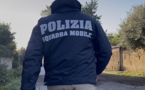 Droga nascosta in un cuscino, 7 arresti