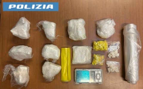 Due arresti per spaccio a Torino: sequestrati oltre 800 grammi di droga e 1.900 euro in contanti