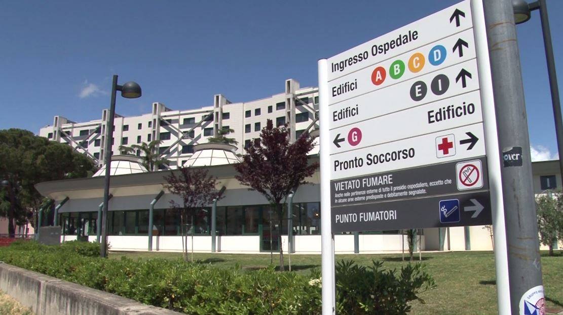 Empoli, minaccia di gettarsi da un tetto e lo fa: trasportato in ospedale