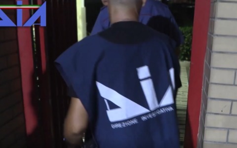 Estorsione e traffico di droga, 5 misure cautelari