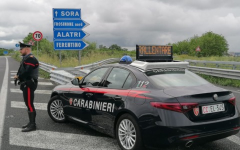 Evade dai domiciliari, guida senza patente e con il crack in auto