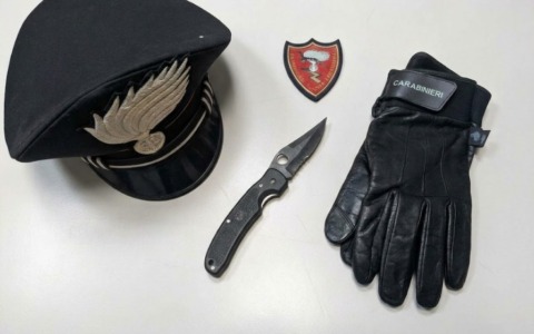 Fermati in auto con un coltello e droga, una denuncia e una segnalazione