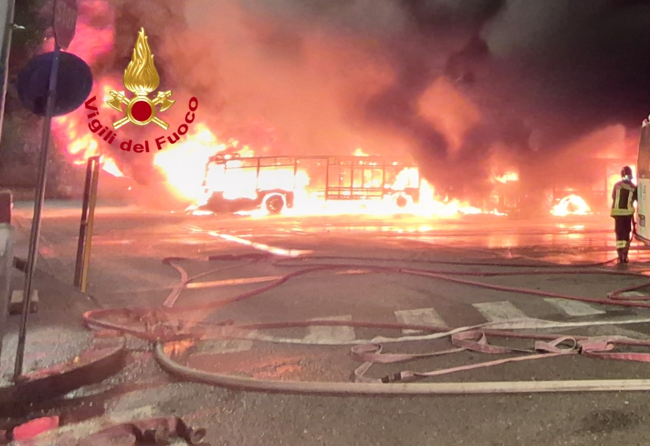 Fiamme nel deposito di Autolinee Toscane, strage di bus – VIDEO