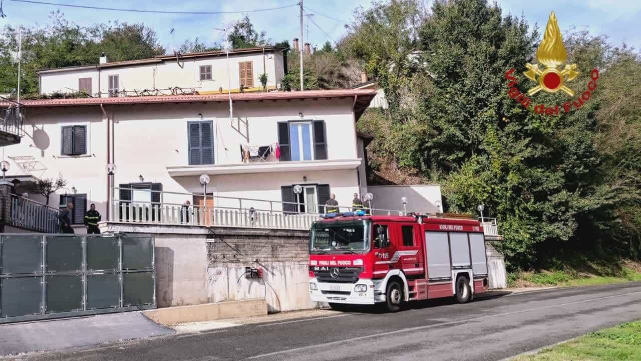 Frana di tufo sulla Prenestina, strada chiusa parzialmente