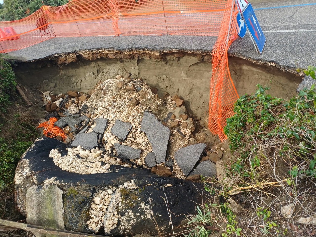 Frana sul lungomare in località Fogliano, disposta la chiusura della strada tra Rio Martino e Capoportiere