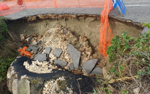 Frana sul lungomare in località Fogliano, disposta la chiusura della strada tra Rio Martino e Capoportiere