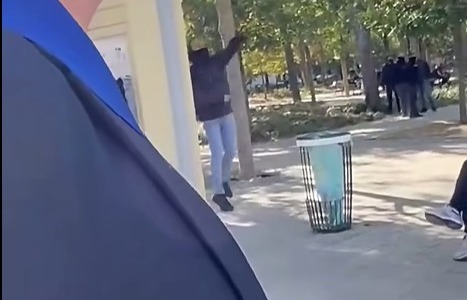 Francia, meno scuole chiuse ma crescono le violenze