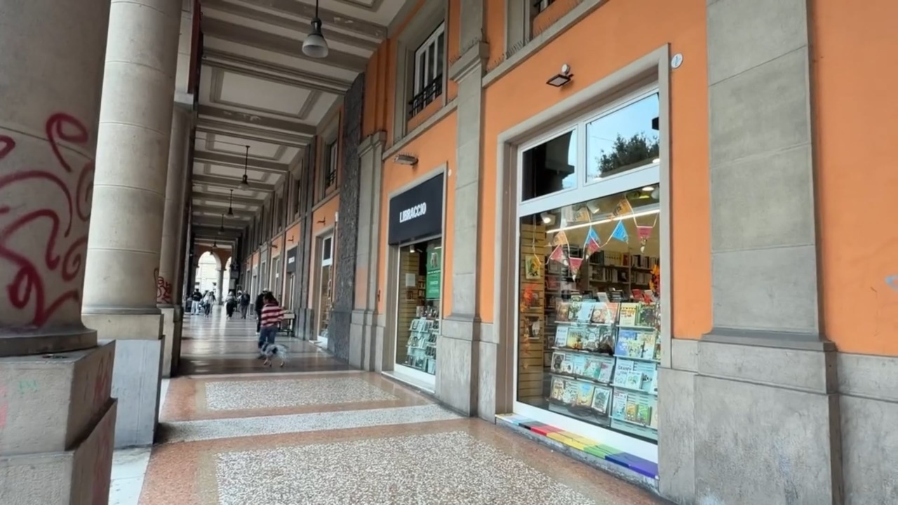 Furto con spaccata alla libreria in Piazza dei Martiri