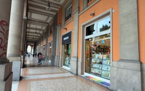 Furto con spaccata alla libreria in Piazza dei Martiri