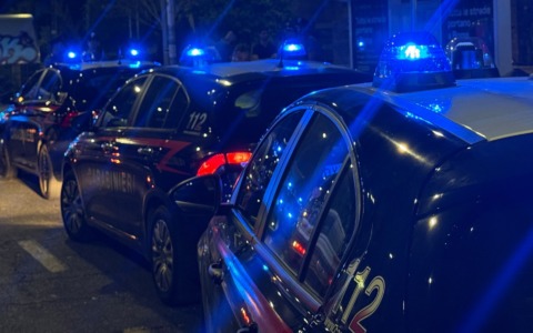 Giovane accoltellato in piazza, è grave. Fermati tre giovani