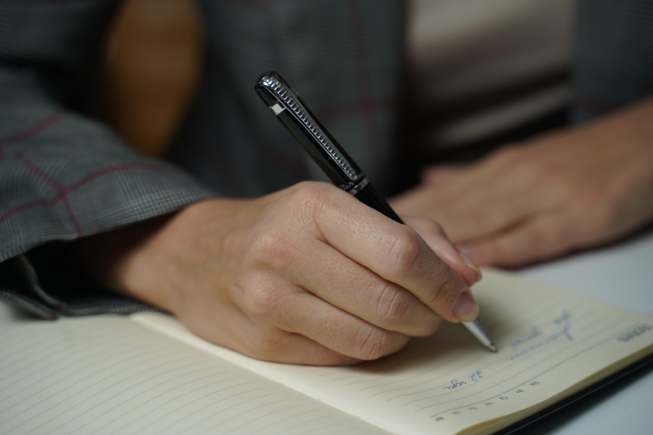 Gli psicologi toscani: “Dai consigli social alle formule IA per la felicità, attenzione alle scorciatoie”