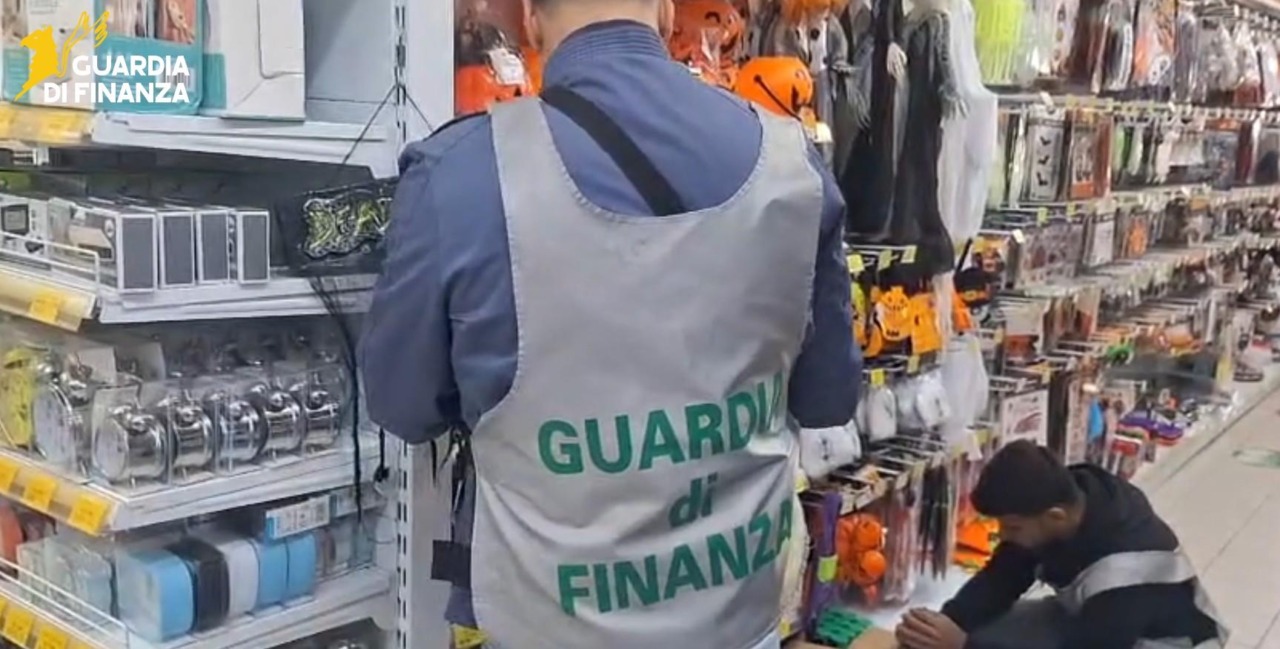 Halloween, sequestrati in un negozio 3.000 articoli non sicuri. IL VIDEO