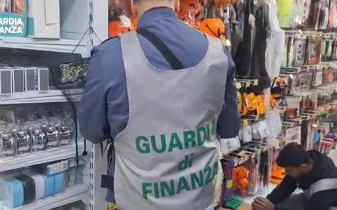 Halloween, sequestrati in un negozio 3.000 articoli non sicuri. IL VIDEO