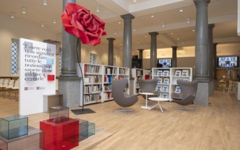 I primi visitatori affollano la nuova sede della Biblioteca regionale Umberto Eco in via Alfieri