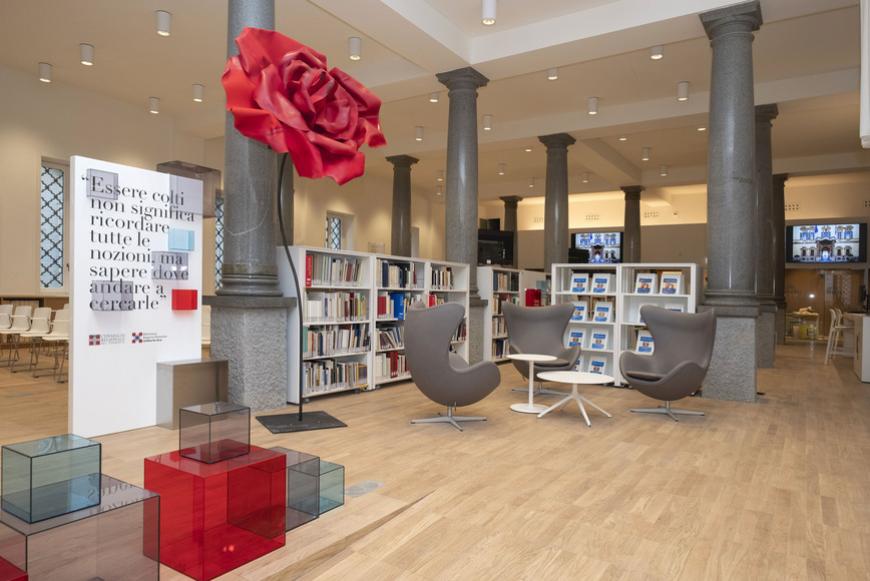 I primi visitatori affollano la nuova sede della Biblioteca regionale Umberto Eco in via Alfieri