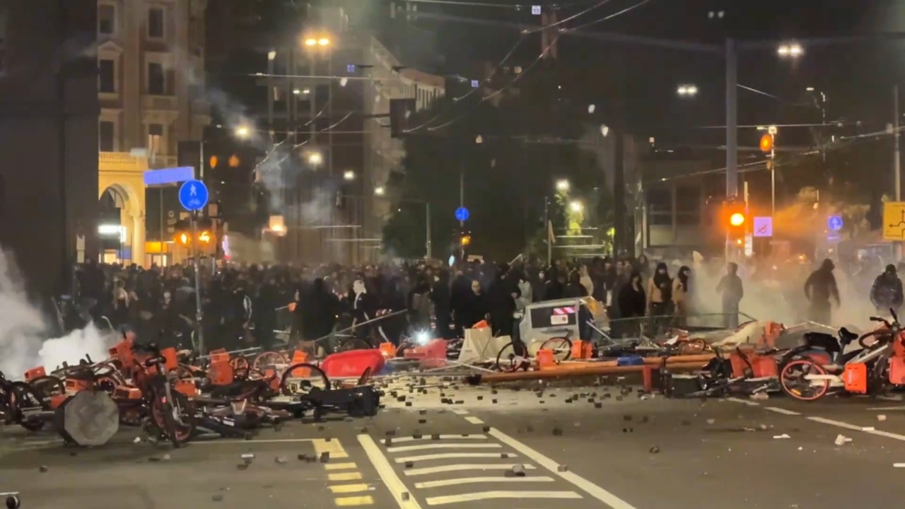 Il bilancio e le immagini della serata di guerriglia a Bologna