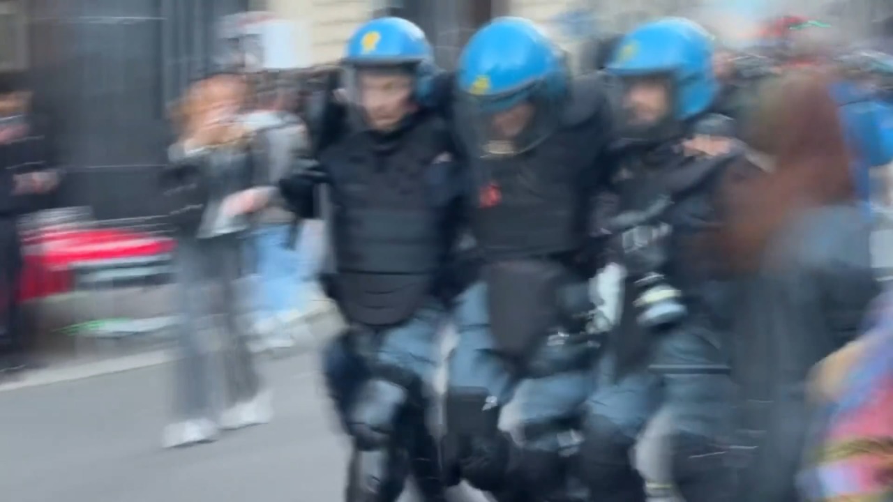 Immancabile guerriglia: bombe carta e oggetti contro la polizia. Che usa idranti per disperdere la folla