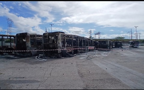 Incendio al deposito, ecco il cimitero dei bus bruciati – VIDEO