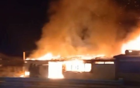Incendio distrugge un chiosco sulla spiaggia