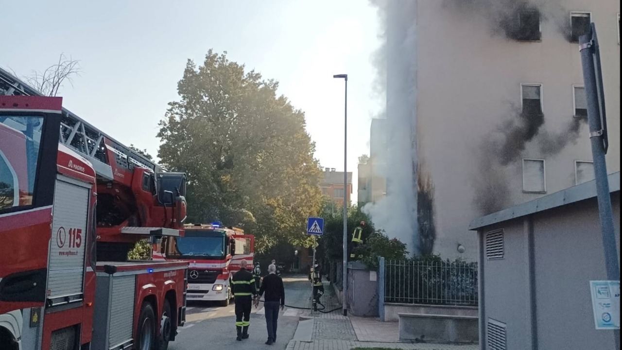 Incendio in una palazzina in via Bragaglia a Borgo Panigale, paura per i residenti