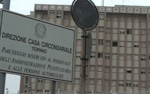 Incendio nel carcere di Torino: quattro agenti intossicati. L’Osapp chiede verifiche