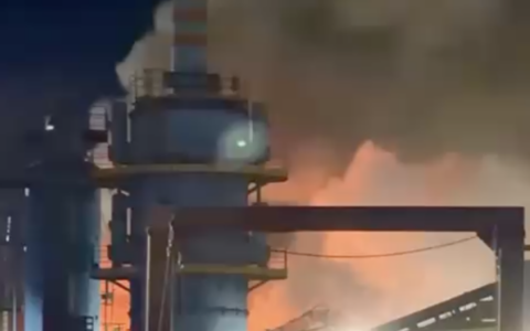 Incendio nella notte alla Ecoacciai di Pontedera, rogo ancora attivo al mattino