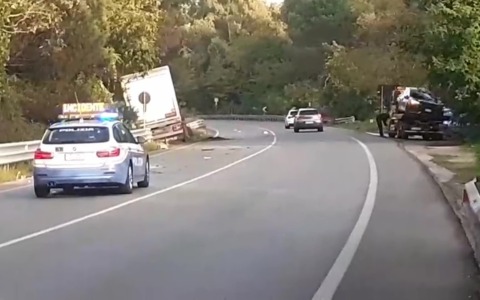 Incidente stradale sulla Flacca, coinvolto un mezzo pesante e quattro automobili