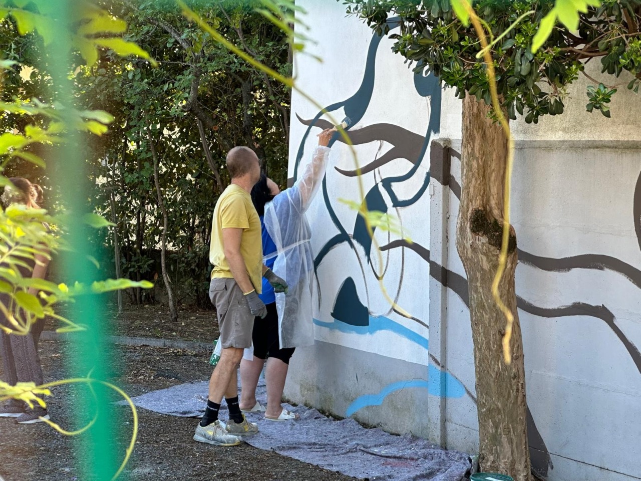 La salute mentale, lo stigma, le relazioni. Venti metri di murale sul muro del Centro diurno a San Donnino
