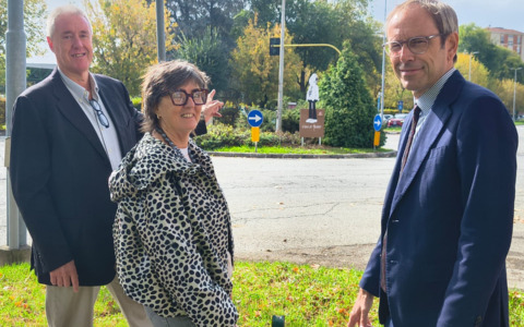 Le sagome di Teo e altri due Omini del vignettista Bort sulla rotonda di Spalto Gamondio ad Alessandria