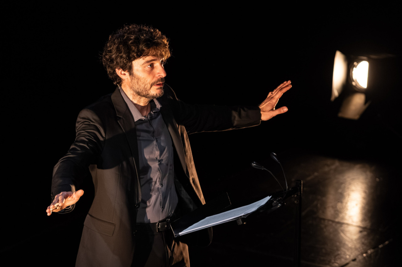 Lino Guanciale porta a Brescia il reading sull’energia contro la povertà sociale ed economica