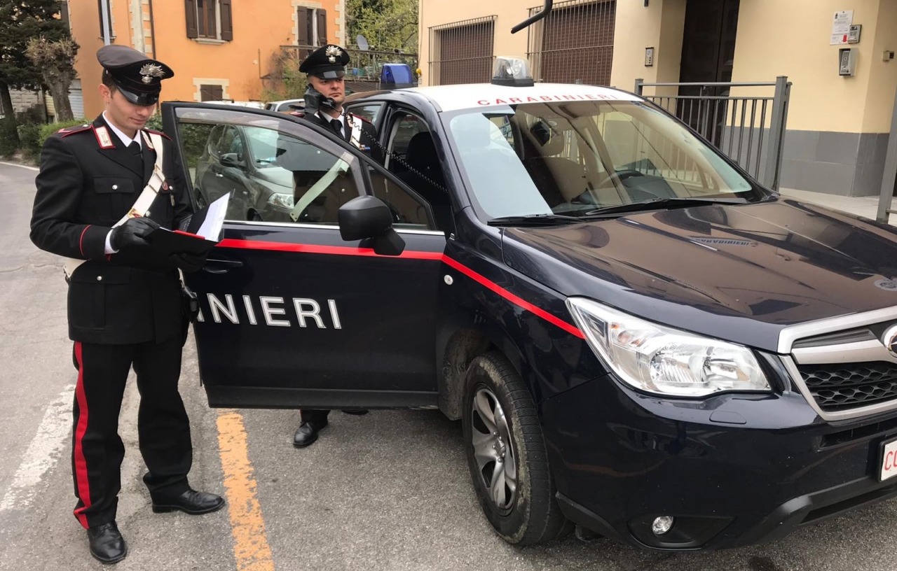 Manganello e dissuasore elettrico sequestrati dai Carabinieri in due scuole nel Bolognese