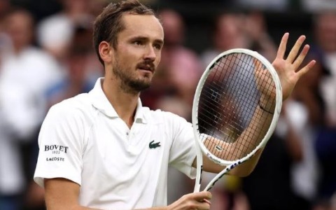 Medvedev squalificato, Djokovic in finale a Pechino