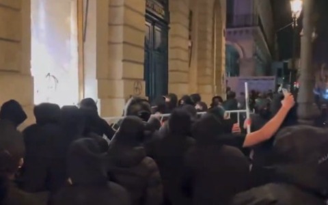 Milano, tensione in centro: danneggiati negozi e arredi urbani