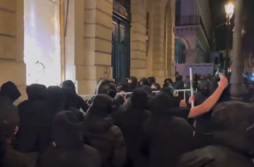 Milano, tensione in centro: danneggiati negozi e arredi urbani