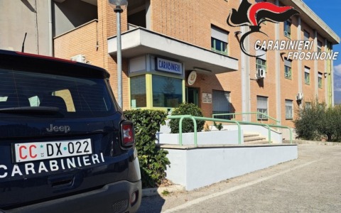 Molestie in un locale, i carabinieri li bloccano lo spray al peperoncino