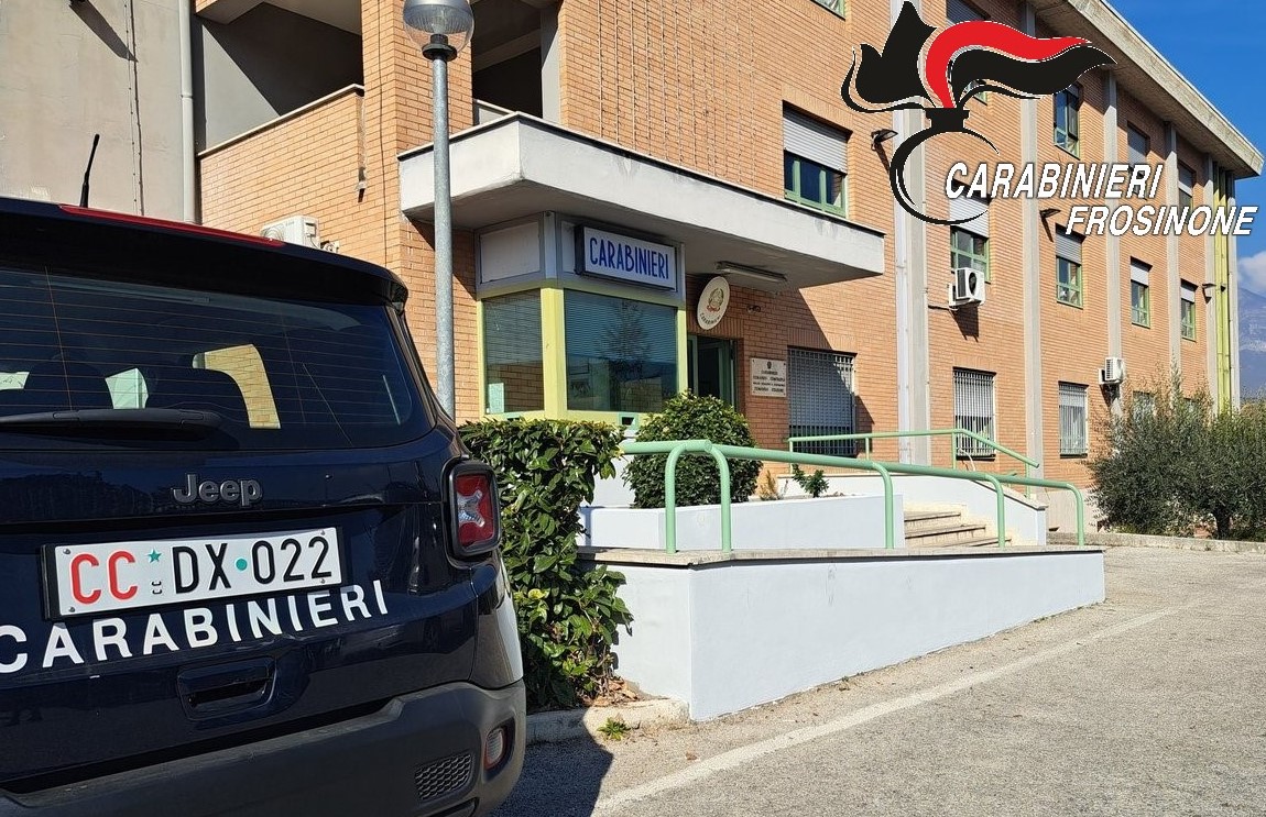 Molestie in un locale, i carabinieri li bloccano lo spray al peperoncino
