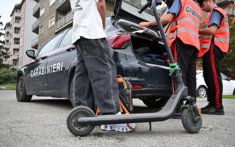 Monopattini, nuovi controlli ad Alessandria e Torino: multe per migliaia di euro