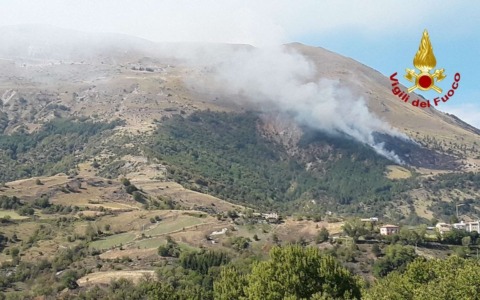 Montemonaco. Incendio a Isola San Biagio. Vigili del Fuoco al lavoro