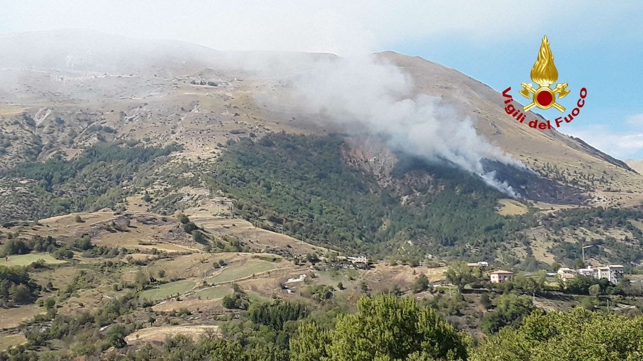 Montemonaco. Incendio a Isola San Biagio. Vigili del Fuoco al lavoro