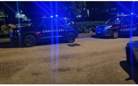 Non si fermano all’alt e fuggono con l’auto rubata, poi bloccati