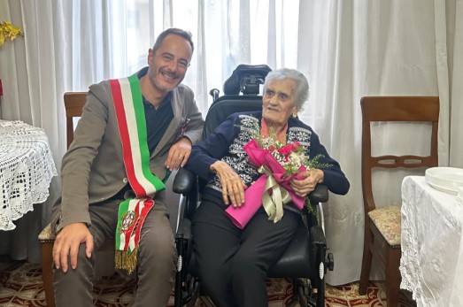 Nonna Marietta festeggia 105 anni con il sindaco Querqui