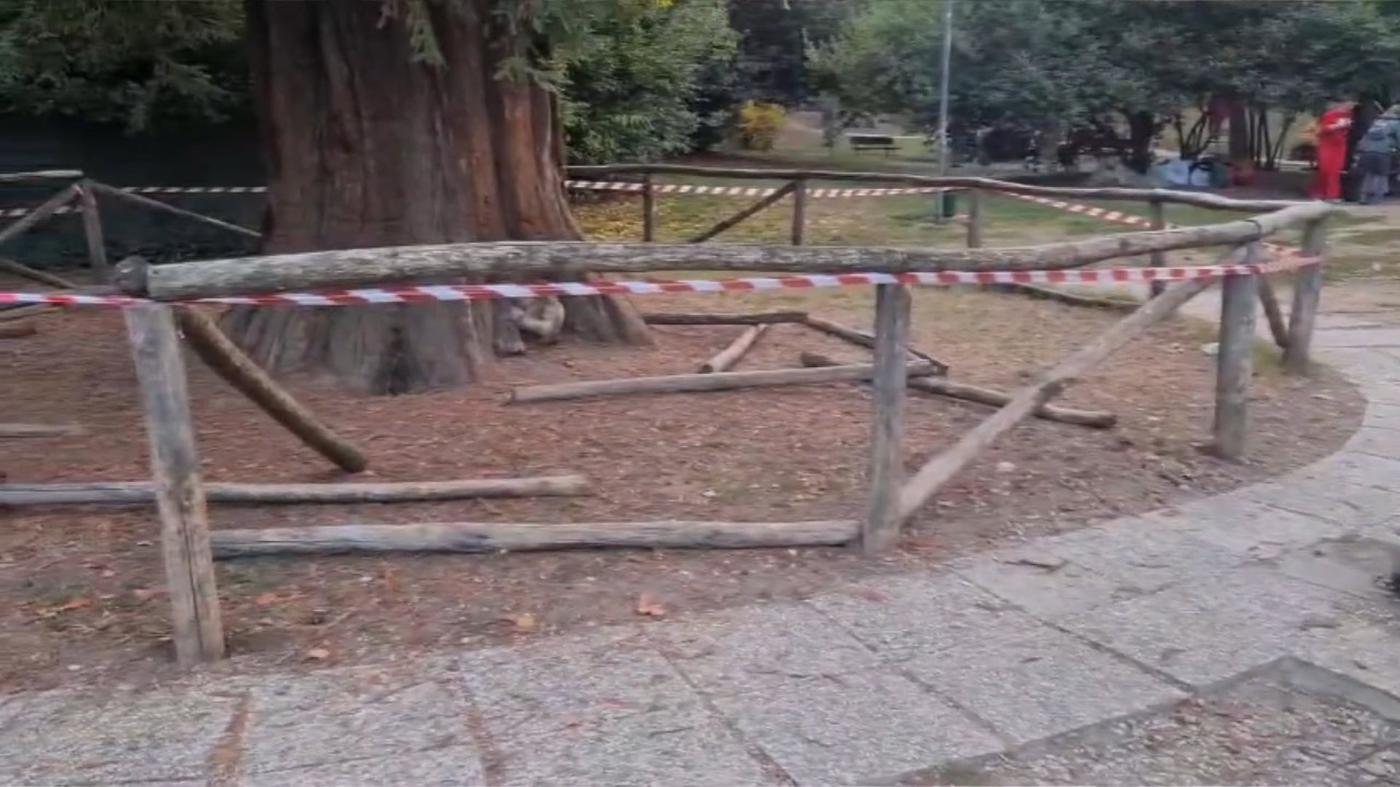 Nuovo raid vandalico al Giardino Melloni, danneggiati anche i giochi per i bambini