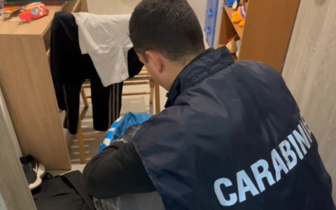 Officina abusiva trasformata in base dello spaccio, 17 misure cautelari