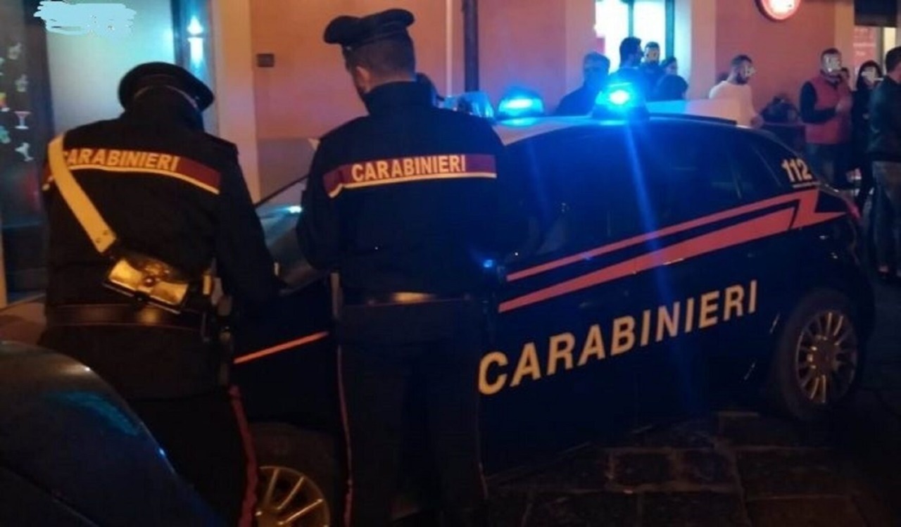 Operai sfruttati per 13 ore al giorno e costretti a dormire tra scatoloni e macchinari