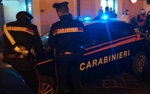 Operai sfruttati per 13 ore al giorno e costretti a dormire tra scatoloni e macchinari